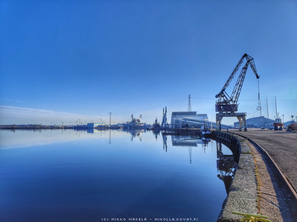Kotkan kantasaman nosturi ja taustalla museorakennus Merikeskus Vellamo.