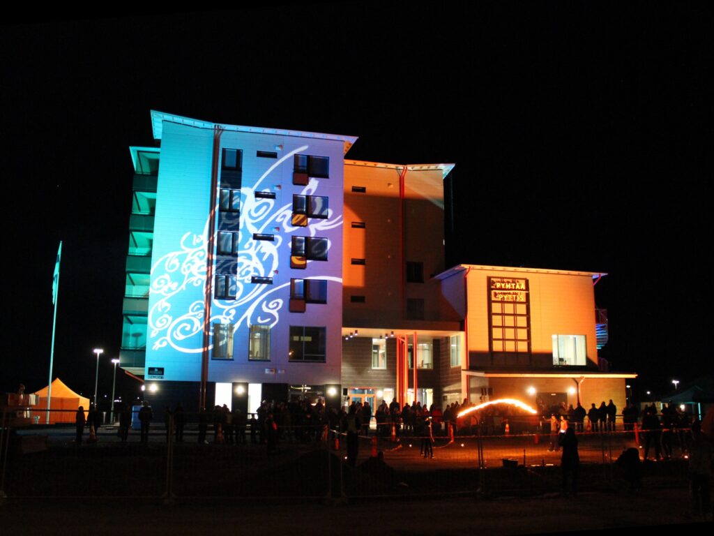 Pyhtäänlinna valaistuna värivaloin.