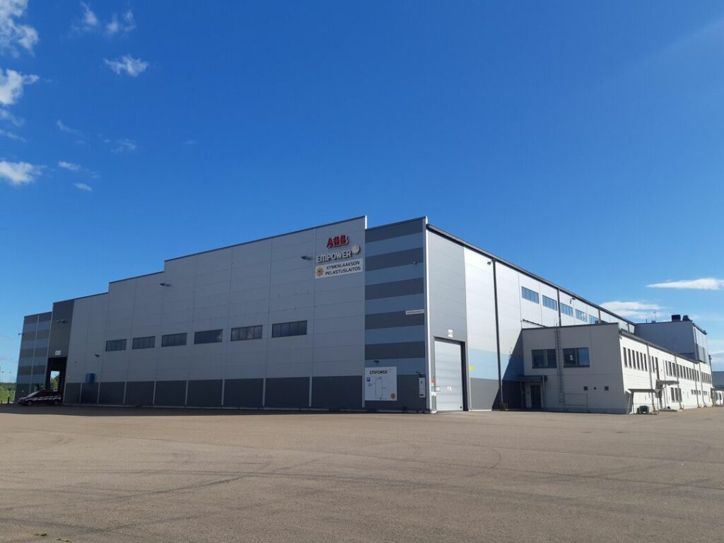 Hailikarin kiinteistö, etualalla iso asfalttialue.