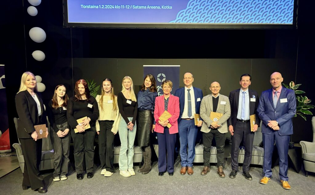 Seutufoorumin puhujat rivissä.