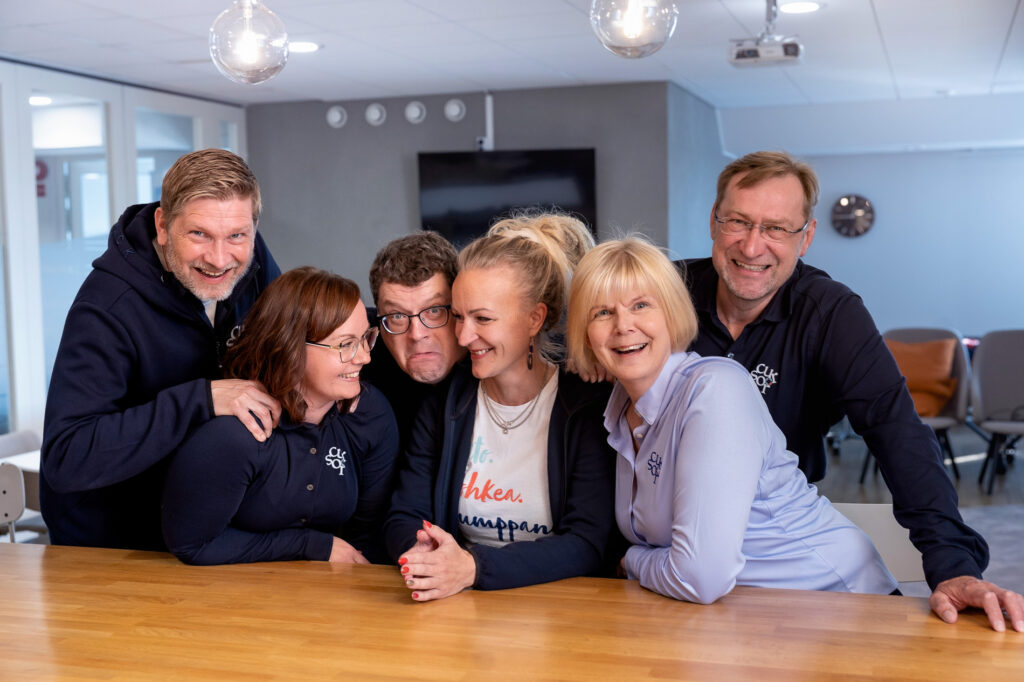 Yritysasiantuntijoita pöydän ääressä.