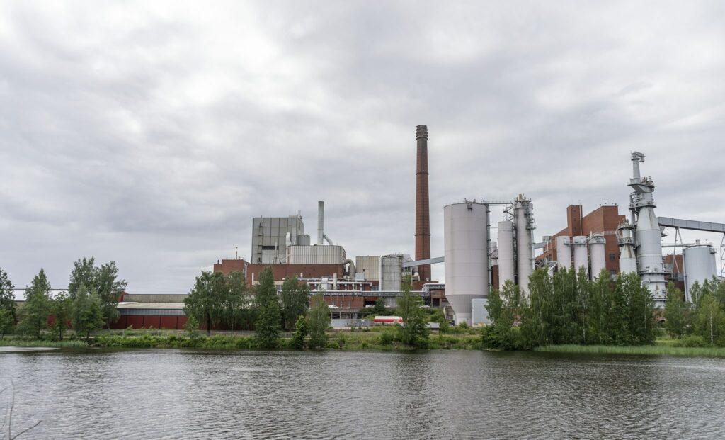 Sunilan tehdas mereltä päin.