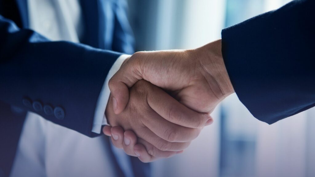 Kaksi kättä kättelee