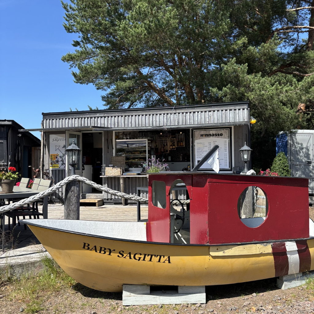 kahvila Sagittan terassinäkymä kohti myyntitiskiä