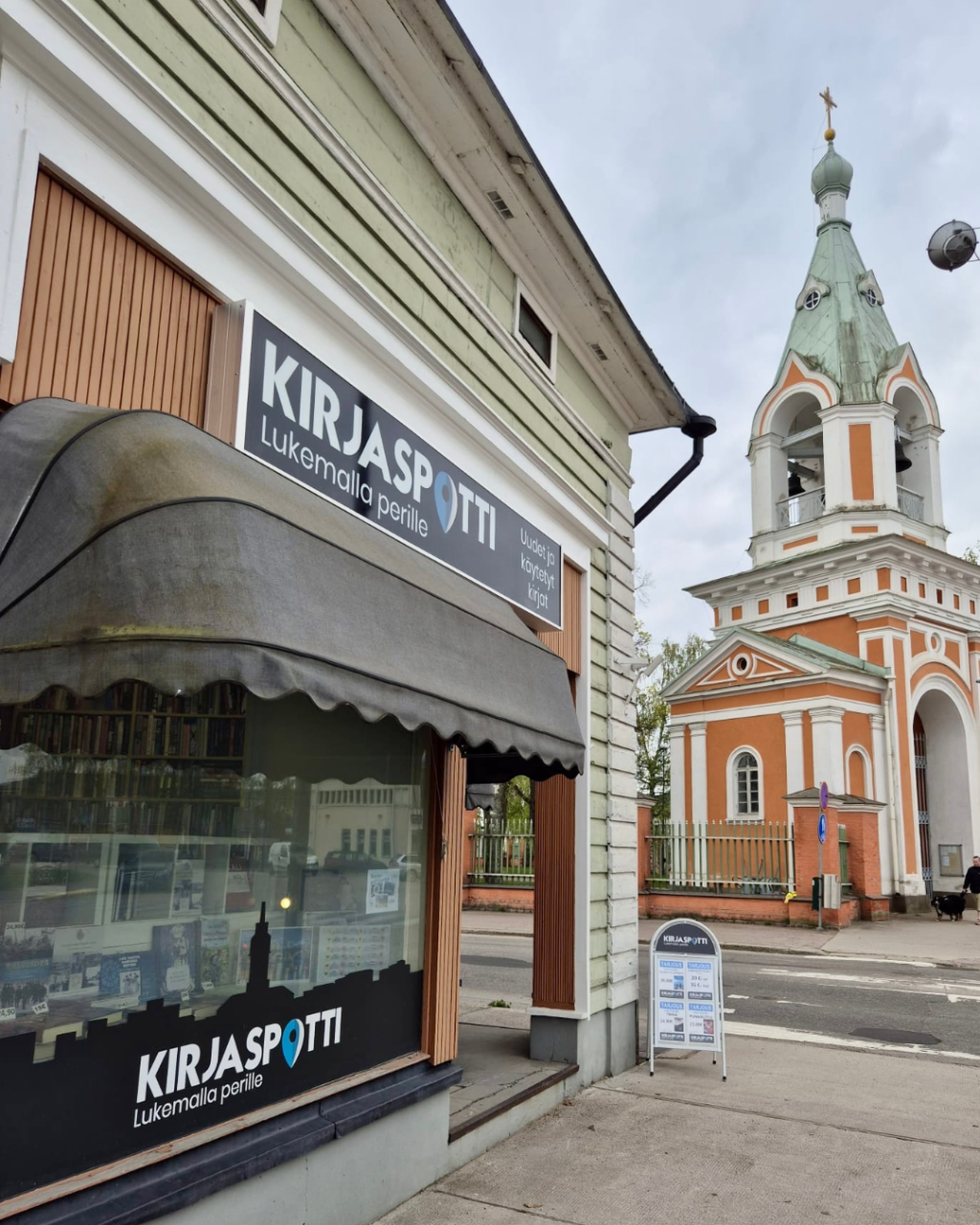 kirjakauppaa ulkopuolelta kuvattuna