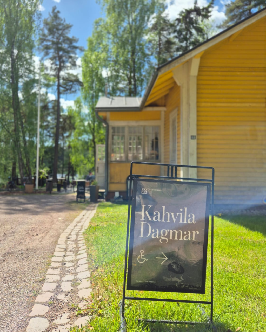 kahvila ulkoapäin kuvattuna