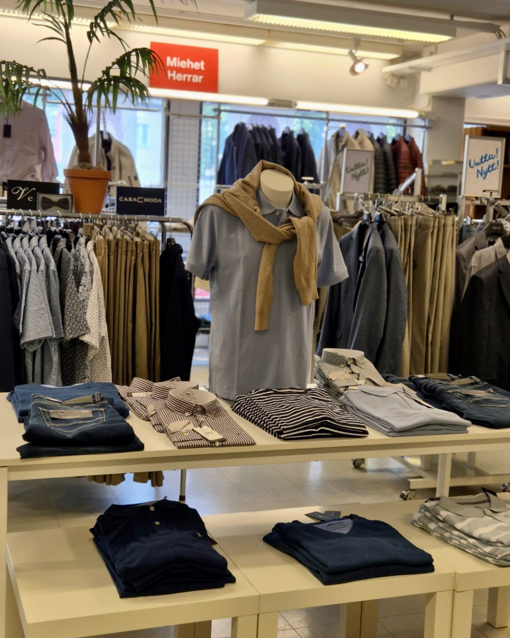 Miesten vaatteita liikkeessä