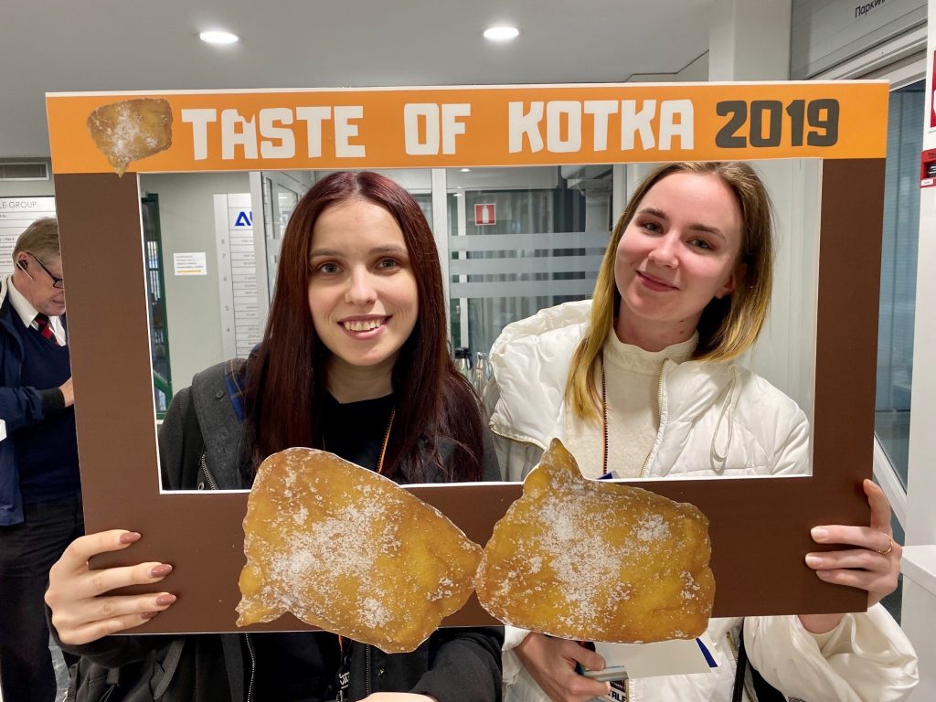 kaksi opiskelijaa