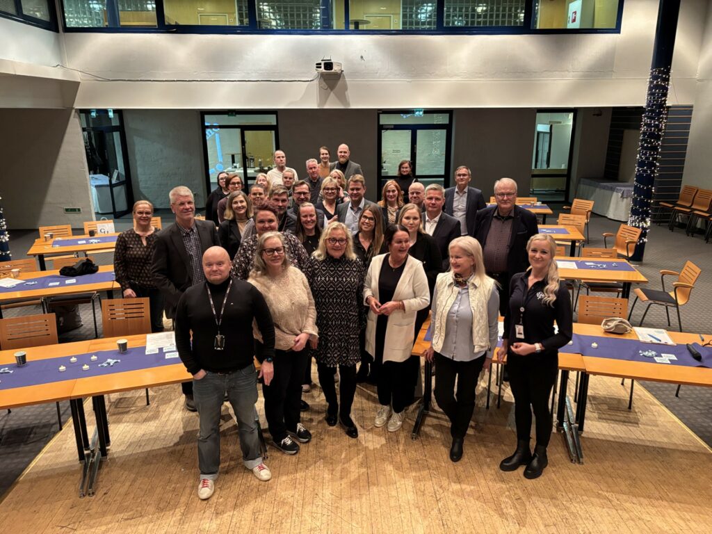 ov-foorumin osallistujia yhteiskuvassa