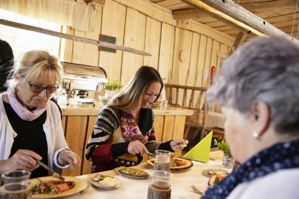 Ahola Farm ruokapöytä