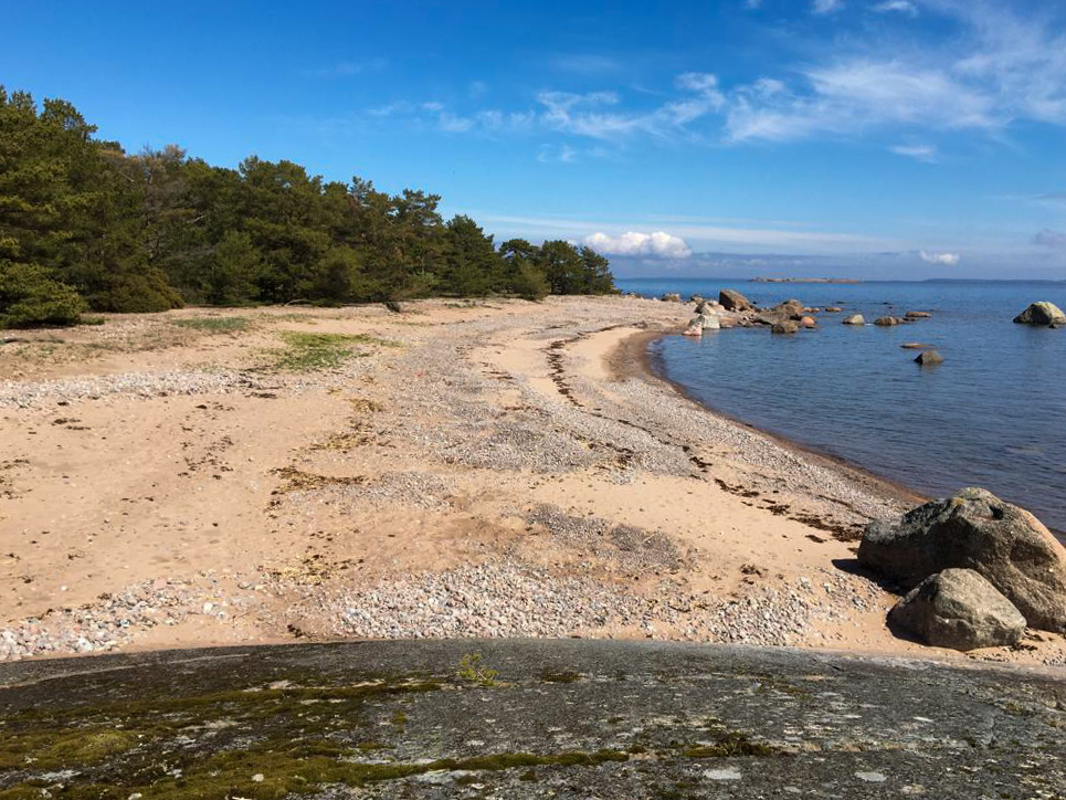 Upea Orrengrundin saaristoluonto tarjoaa kauniita kallioita, hiekkarantoja ja mäntykangasta sekä silmiä hiveleviä merimaisemia kaikkiin ilmansuuntiin.