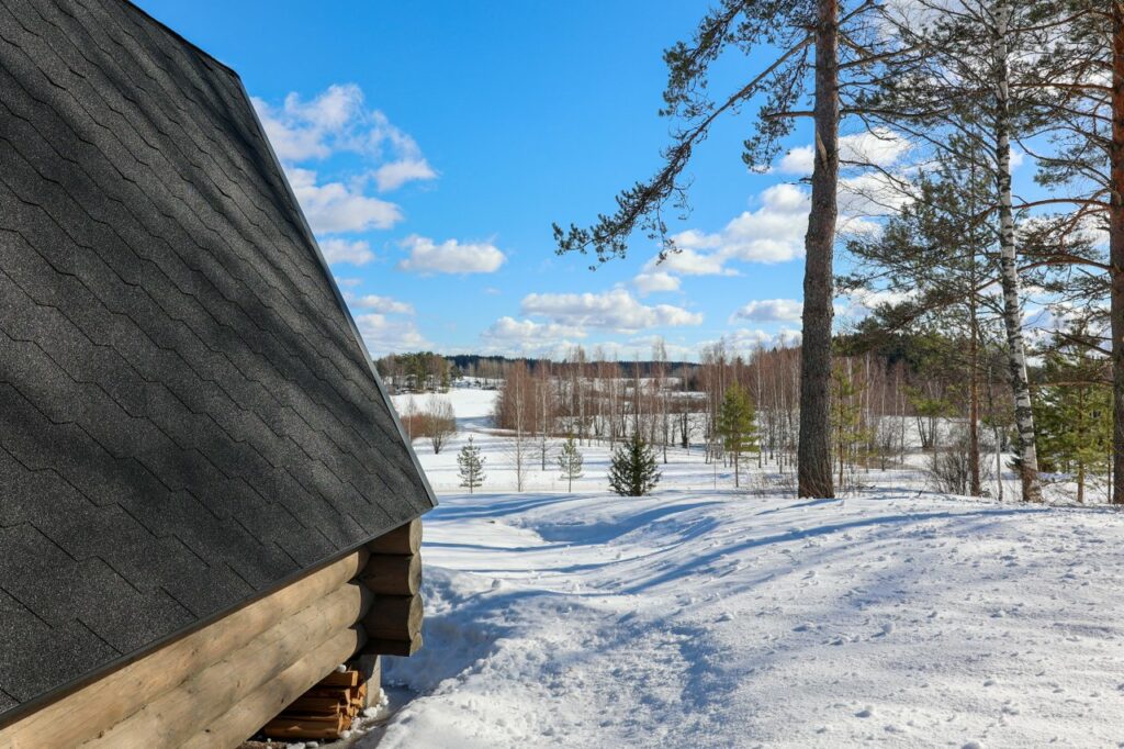 Yövy Hauhian Laawussa Vaalimaanjokilaakson upeissa maaseutumaisemissa.