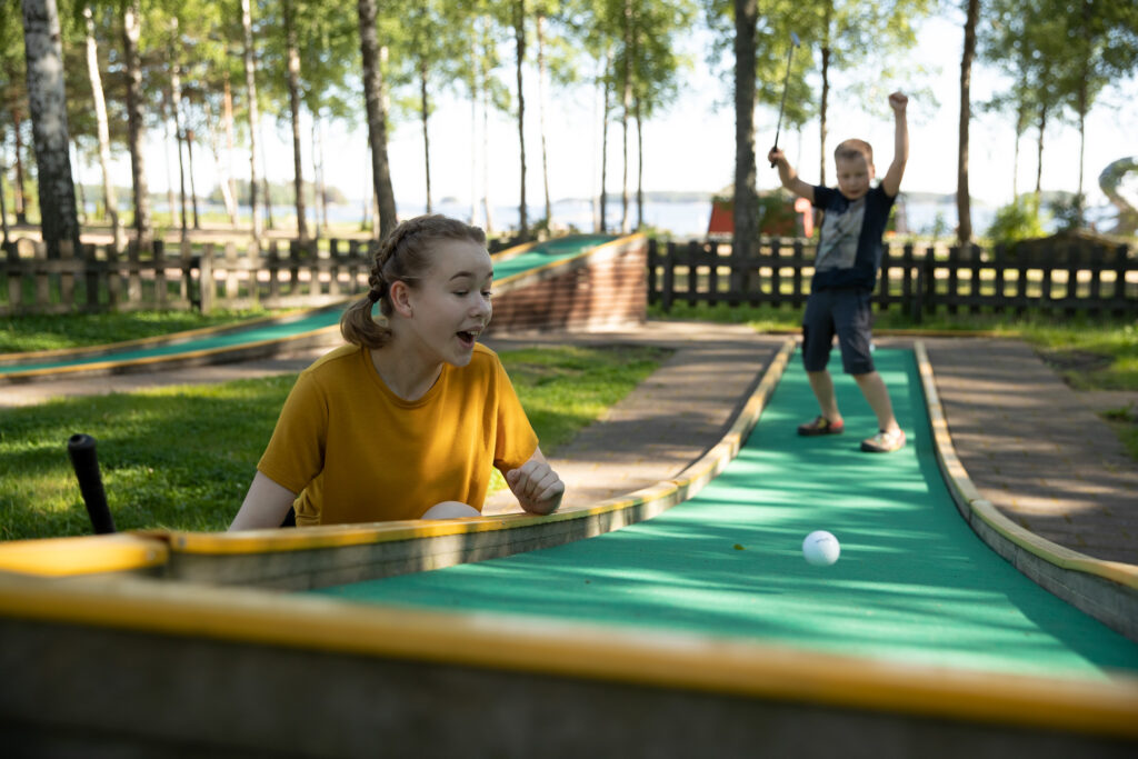 Minigolf Happy Hour -50% aamulla ja illalla!