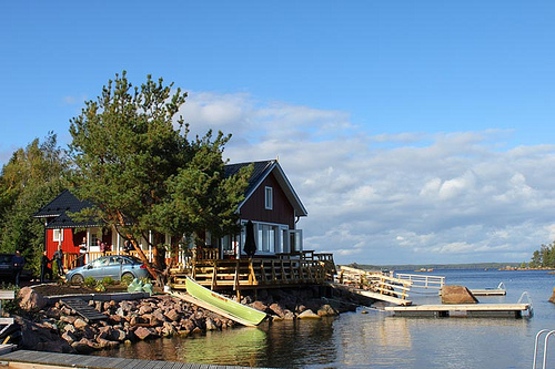 Mökki meren rannalla, Rantakarin vuokramökki