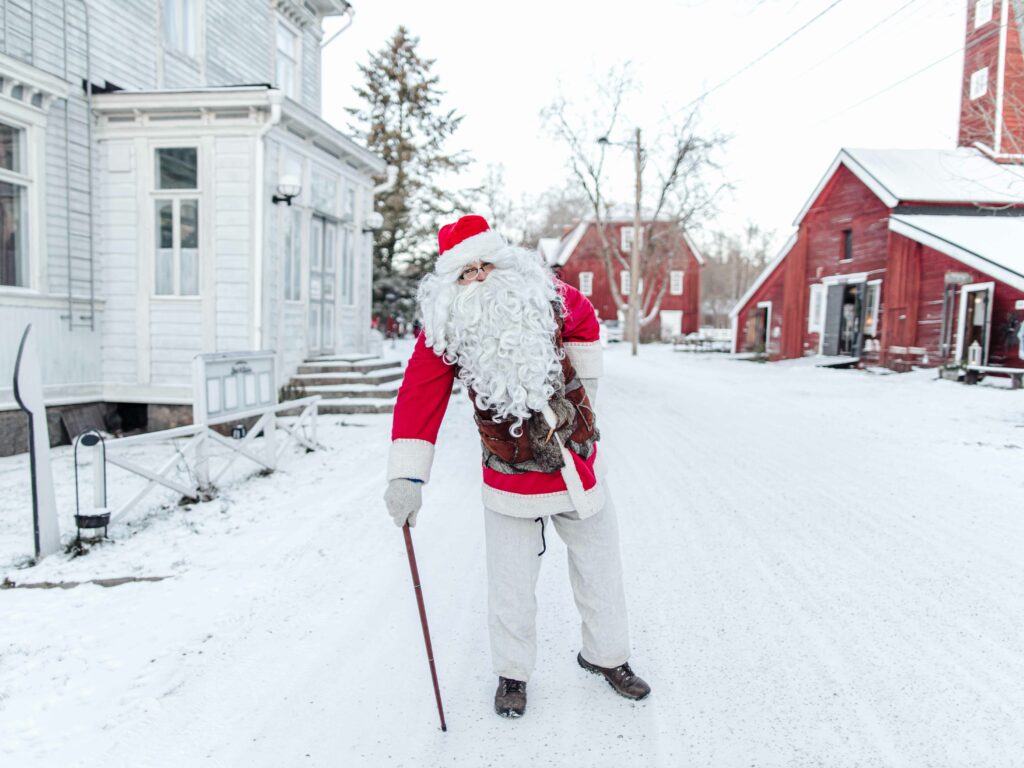 Joulupukki Strömforsin ruukilla talvella
